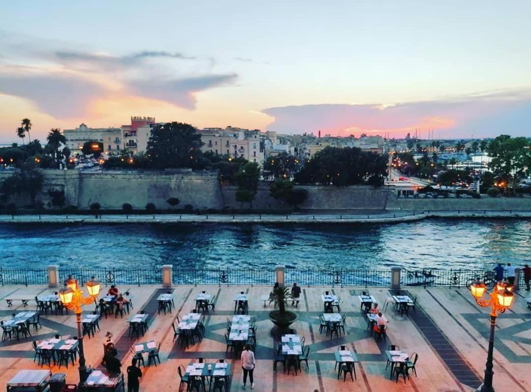 Castello Aragonese Suites 塔兰托 外观 照片